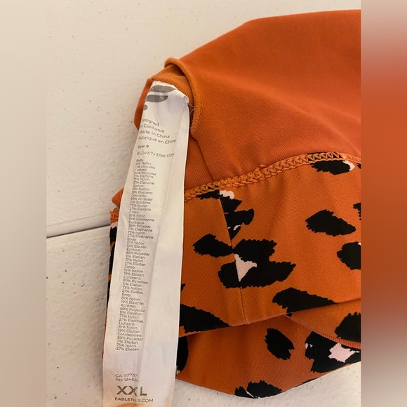 2 Fabletics sports bras. Both shown are included. Size XXL. - Picture 3 of 3